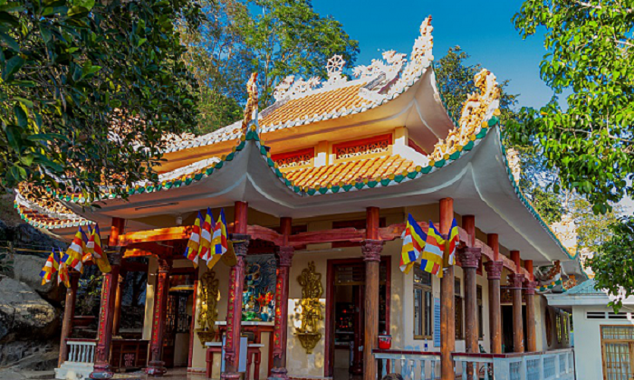 Famous temples in Tay Ninh - Linh Son Hoa Dong pagoda