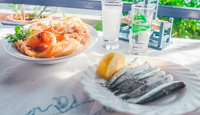 Ouzo ở Hy Lạp thưởng thức với hải sản - du lịch đảo Lesbos Hy Lạp