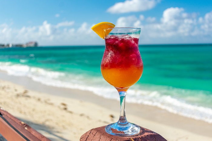 Thưởng thức cocktail ở Arawak Cay - Du lịch Bahamas