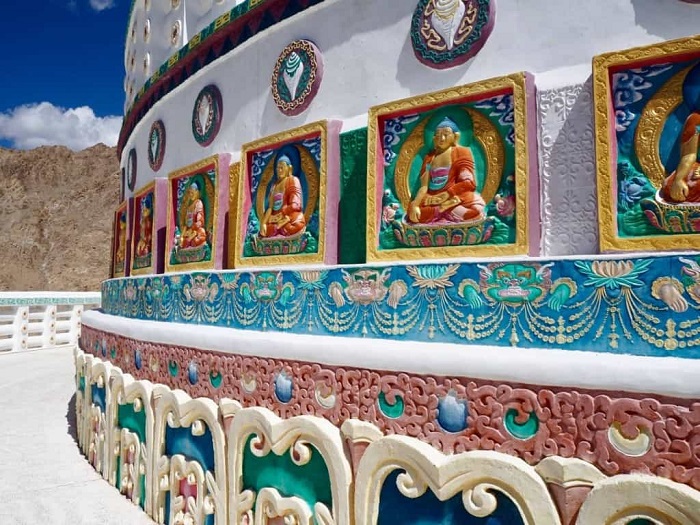 Tượng phật bên ngoài Bảo tháp Shanti - địa điểm du lịch Ladakh