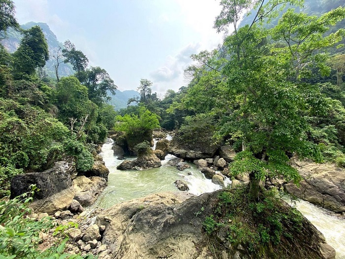 Where is Dau Dang Waterfall in Bac Kan?