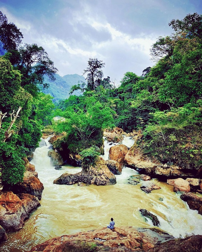 What's so beautiful about Dau Dang Waterfall in Bac Kan?