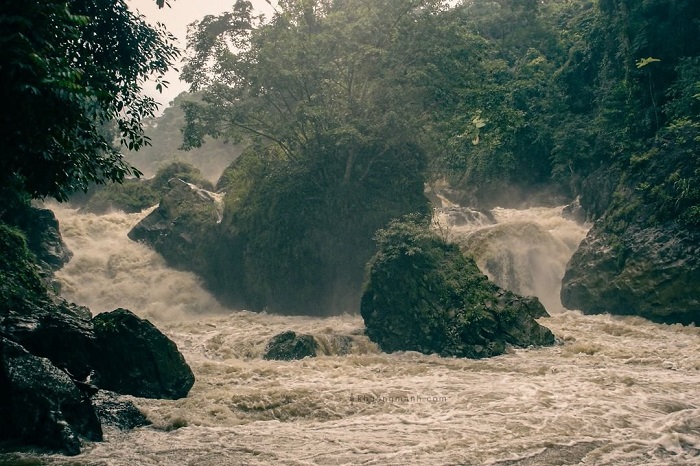 What's so beautiful about Dau Dang Waterfall in Bac Kan?