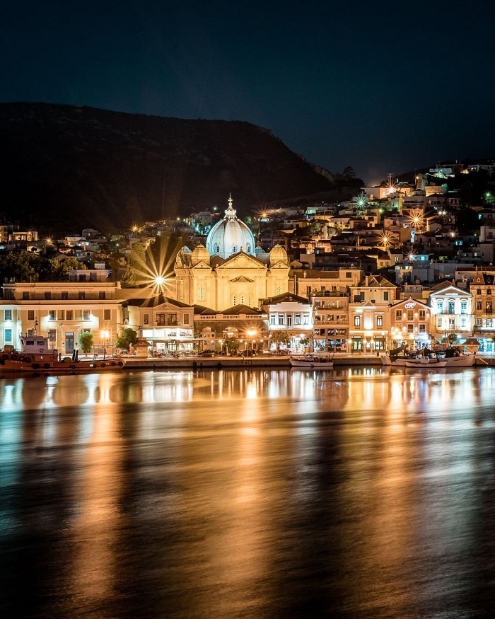 Thị trấn Mytilene về đêm - du lịch đảo Lesbos Hy Lạp