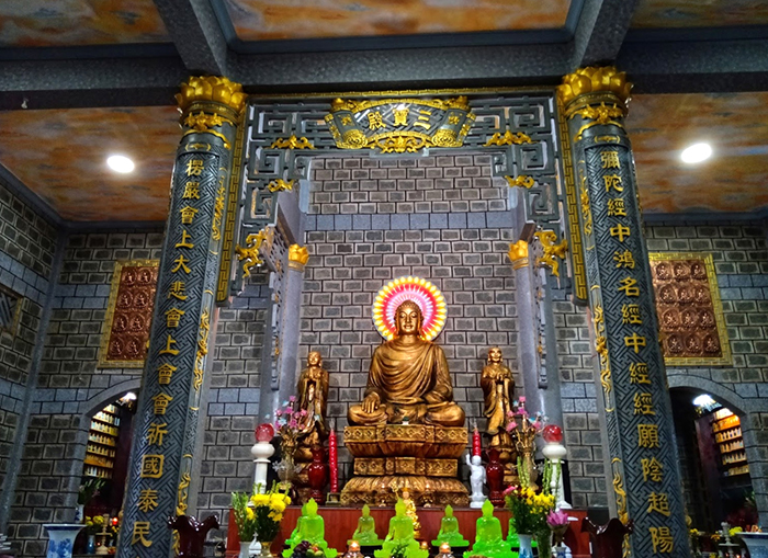 Viếng chùa Vĩnh Hưng - Tượng Phật trong chính điện