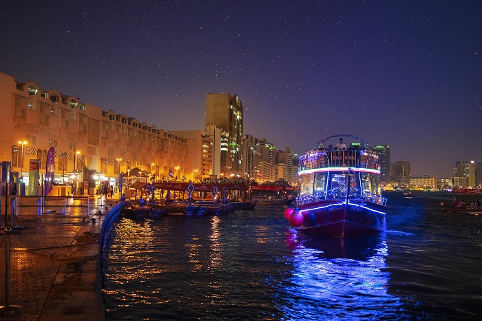 Đi du thuyền Dhow - hoạt động du lịch về đêm ở Dubai
