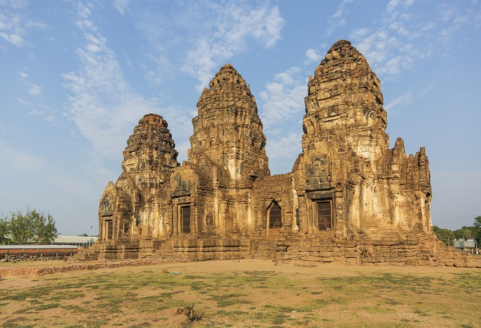 Phra Prang Sam Yod là điểm tham quan hàng đầu ở thành phố Lopburi Thái Lan 