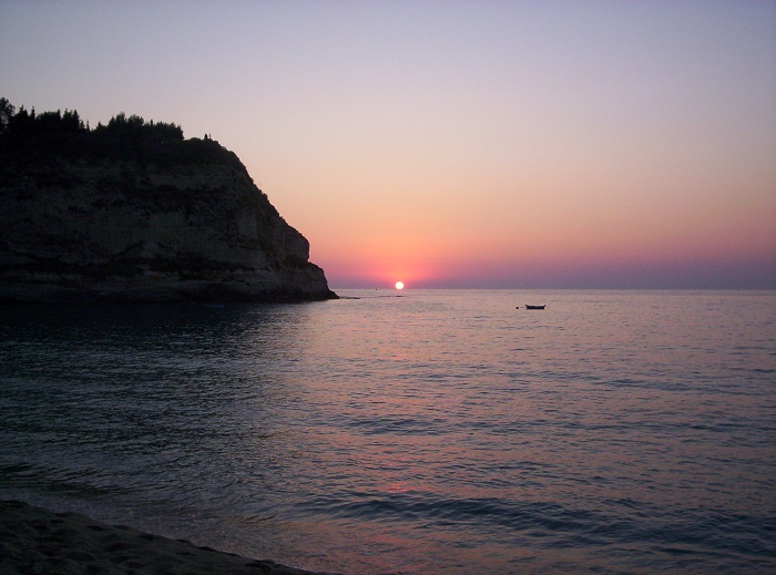 Khung cảnh mặt trời lặn trên biển thị trấn Tropea