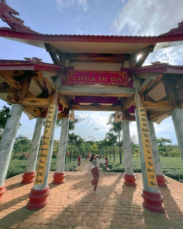 Chùa A Di Đà điểm check-in gần Bạch Dinh Bảo Lộc 