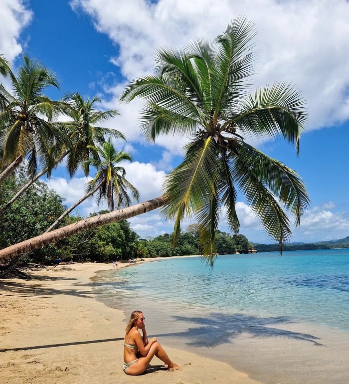 Ngắm hoàng hôn ở bãi biển Punta Uva là điều nên làm khi đến thị trấn Puerto Viejo de Talamanca 