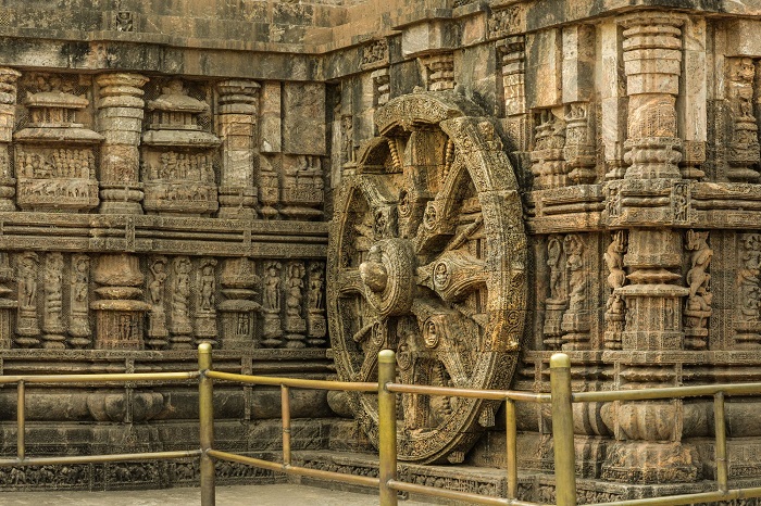 Tượng đài là đại diện cho cỗ xe của thần mặt trời Surya. - Đền mặt trời Konark Ấn Độ