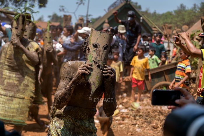 Festival of Ba Na people in Kon Tum abandoning their graves