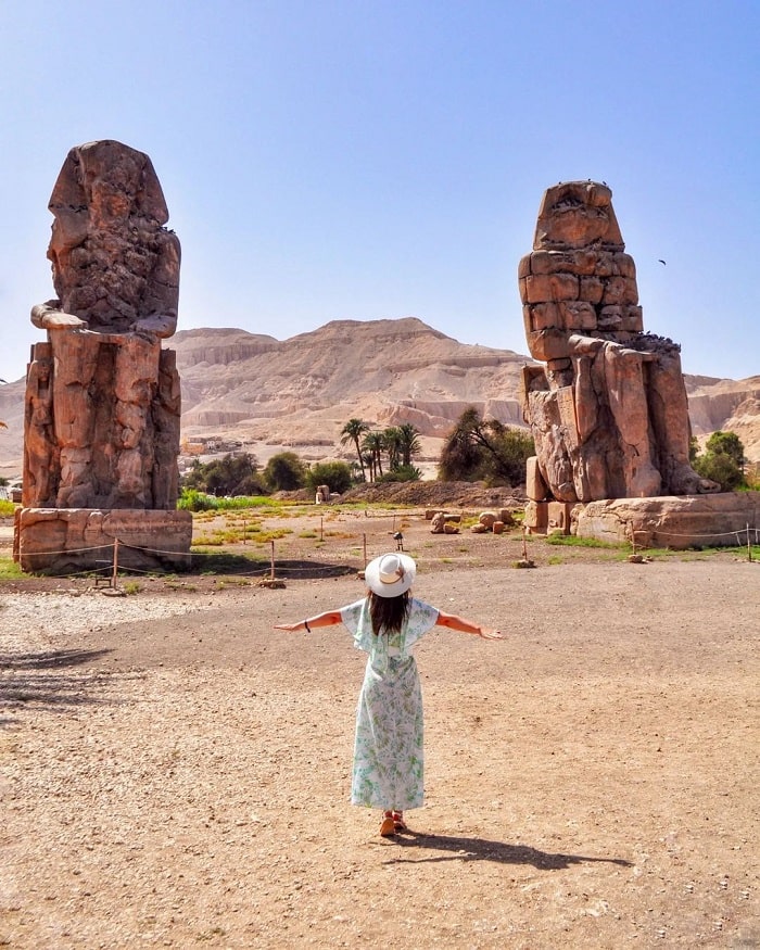 Bức tượng khổng lồ của Memnon là điểm tham quan nổi tiếng ở thành phố Luxor Ai Cập 