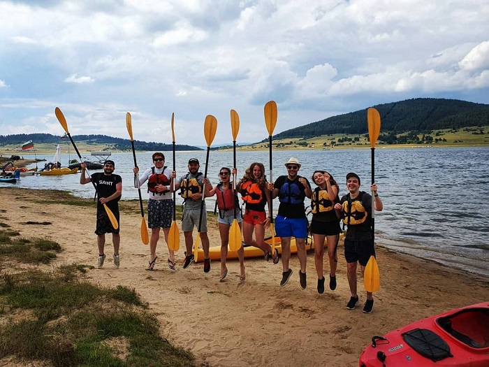 Chèo thuyền kayak là hoạt động thú vị tại hồ chứa Batak Bulgaria