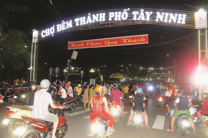 Chợ đêm Tây Ninh là điểm đến thu hút du khách khi tới Tây Ninh