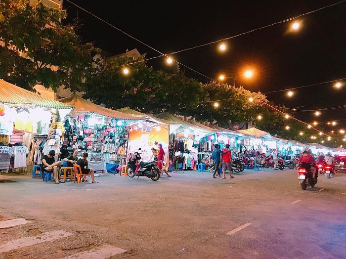 Sightseeing Tay Ninh night market