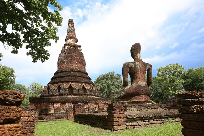 Chùa Wat Phra Kaeo là điểm tham quan nổi bật ở thị trấn Kamphaeng Phet