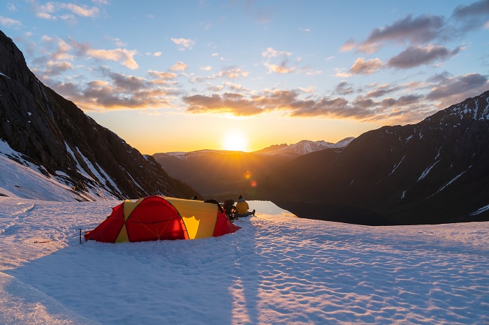 Cắm trại dưới ánh mặt trời lúc nửa đêm tại Sông băng Svartisen