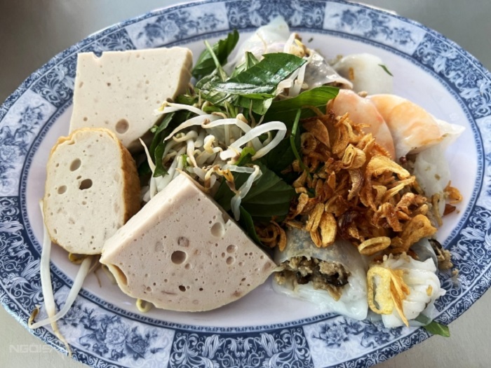 Cheap food tour Saigon - Le Dai Hanh whole shrimp rolls