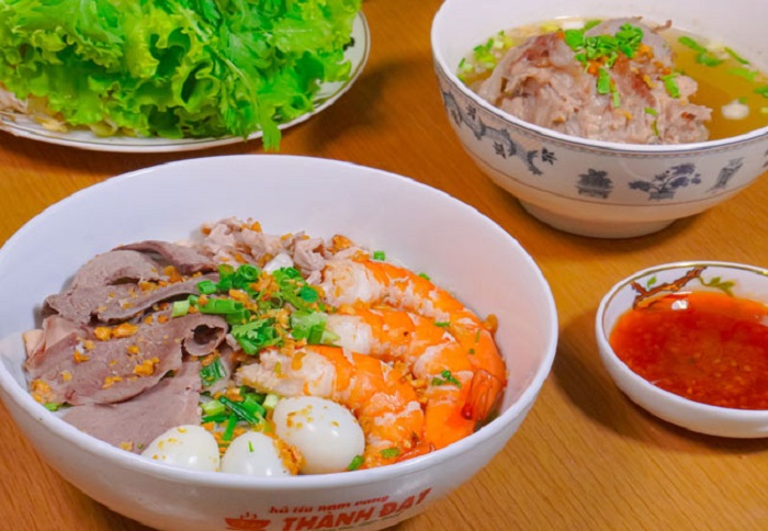 Cheap Saigon food tour - Nam Vang Thanh Dat noodle soup