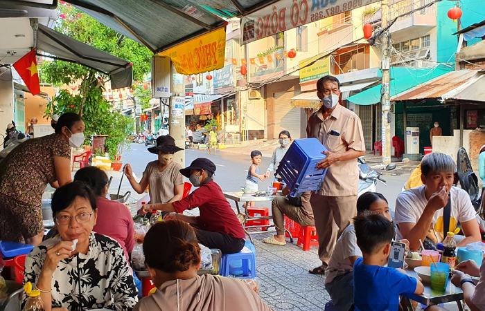 Cheap Saigon food tour - Miss Bong crab soup
