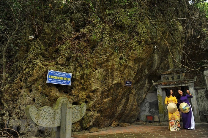 Caves in Hoa Binh - Thien Ton Cave