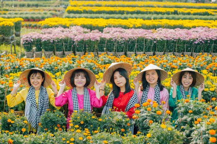 An Thanh flower village shows off its brilliant colors by the Hau River 
