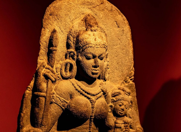 Một tác phẩm điêu khắc cổ về người mẹ cùng con trai ở bảo tàng Bihar - Du lịch Bihar Ấn Độ
