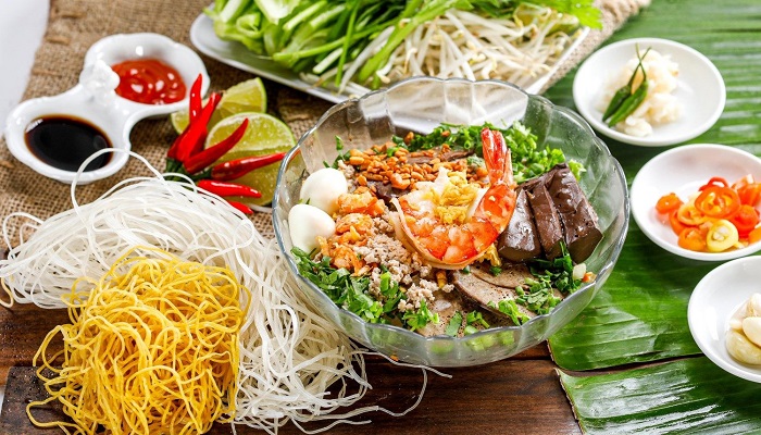 Delicious restaurants on Vo Van Tan street - Hong Phat noodle soup