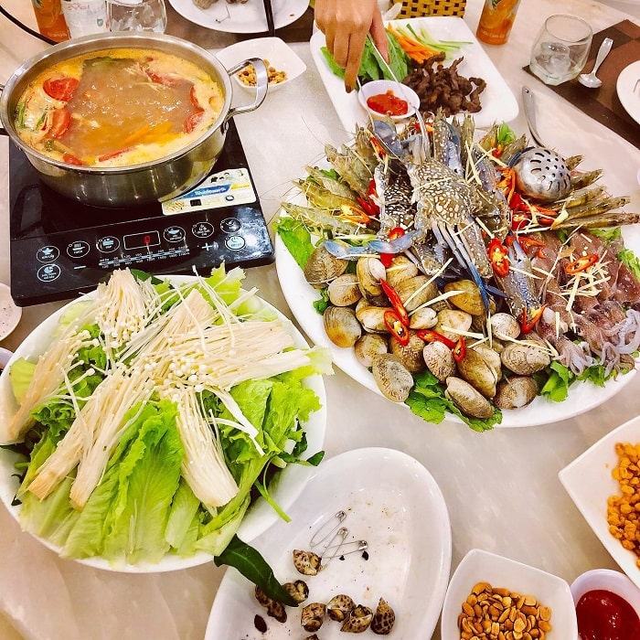Delicious seafood restaurant in Bai Chay - Ngoc Luc Bao restaurant