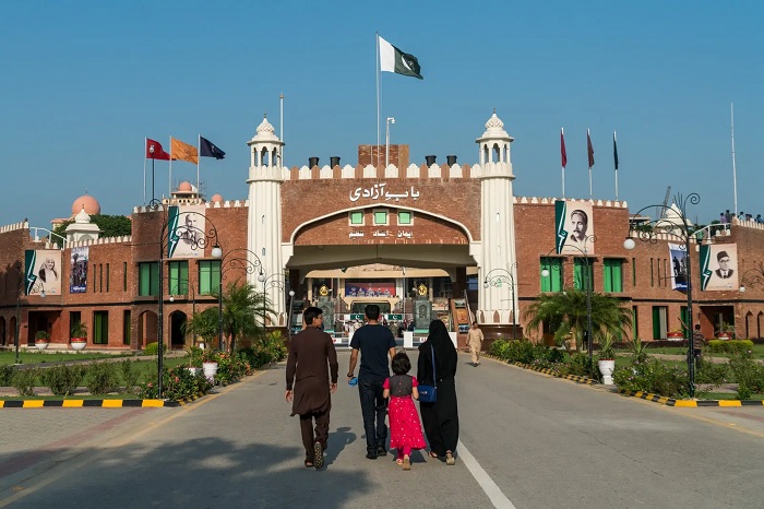 Cửa khẩu biên giới Wagah. - địa điểm du lịch Amritsar