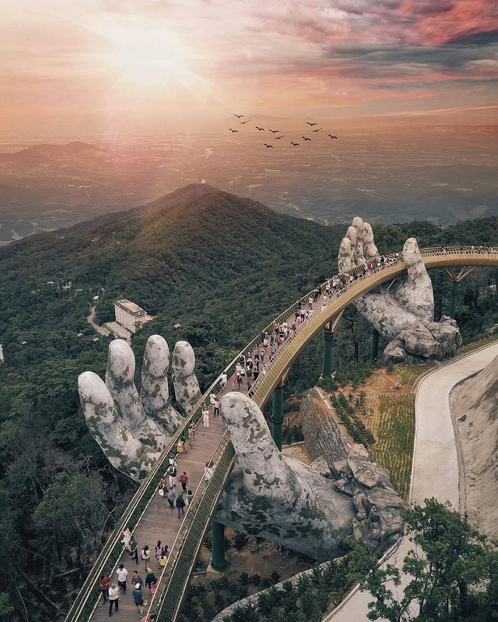 Cầu Vàng là một trong những cây cầu đẹp nhất châu Á nằm ở Việt Nam