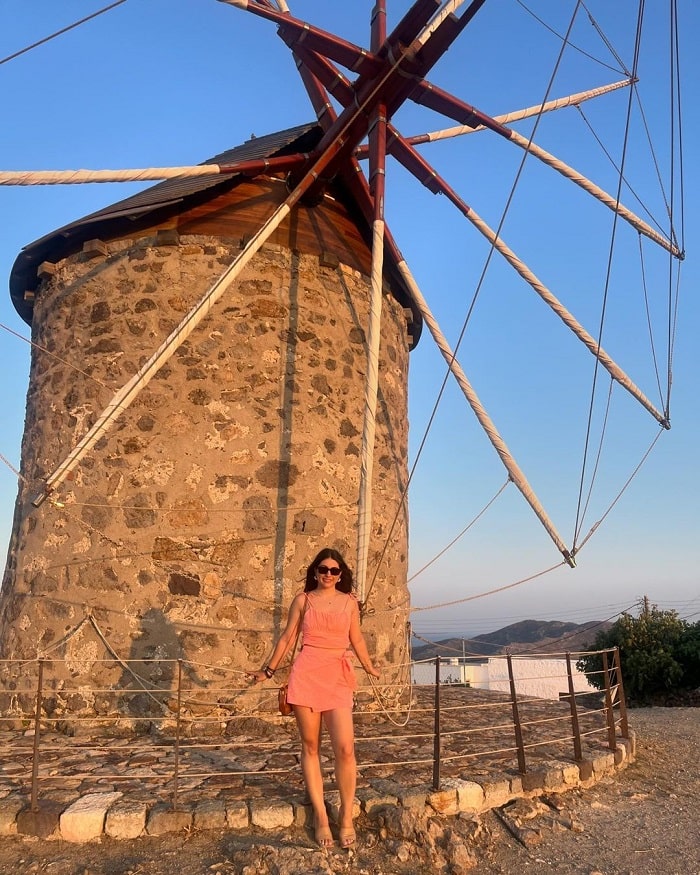Thăm cối xay gió của Chora là việc cần làm khi đến đảo Patmos Hy Lạp