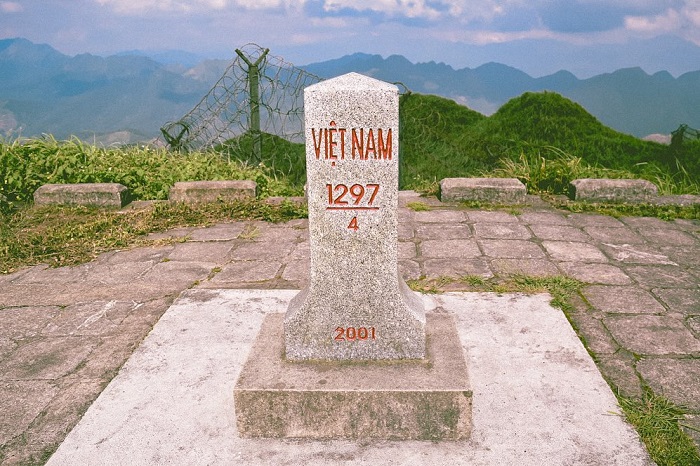 Cột mốc 1297 Lạng Sơn nằm giữa khung cảnh núi non hùng tráng