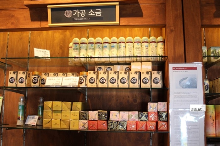 Cửa hàng muối biển và kem ở trang trại muối Jeungdo Hàn Quốc 