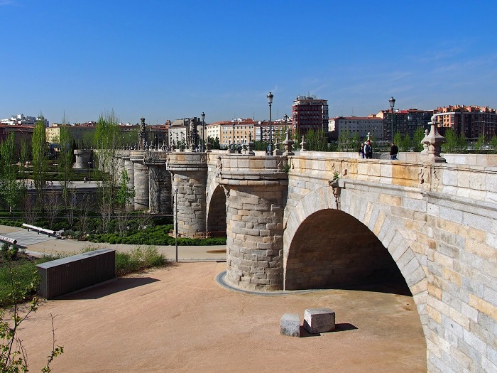 Những cây cầu lịch sử là điều cần làm và xem khi tới công viên Madrid Rio