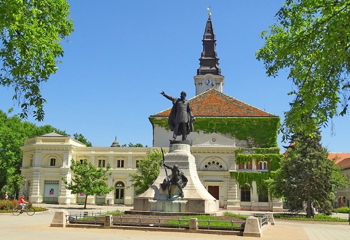 Bảo tàng Nghệ sĩ Nguyên thủy Hungary là địa điểm tham quan khi du lịch Kecskemet