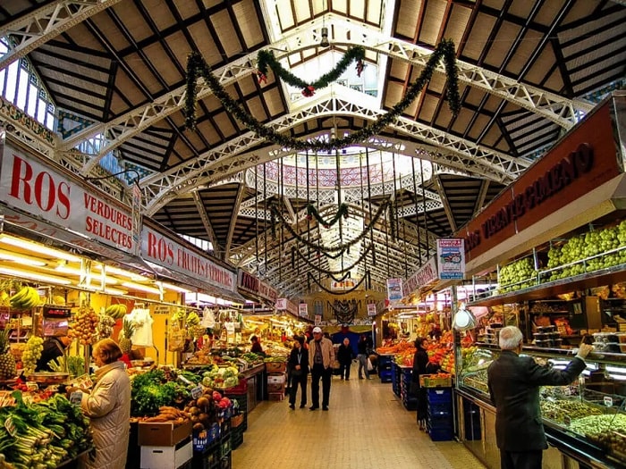 Khám phá chợ trung tâm sôi động của Valencia là điều tuyệt vời để làm khi ở gần nhà thờ Valencia Tây Ban Nha