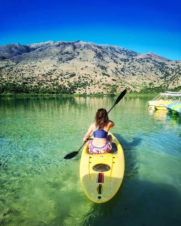 Chèo thuyền kayak là hoạt động không thể bỏ lỡ ở hồ Kournas Hy Lạp