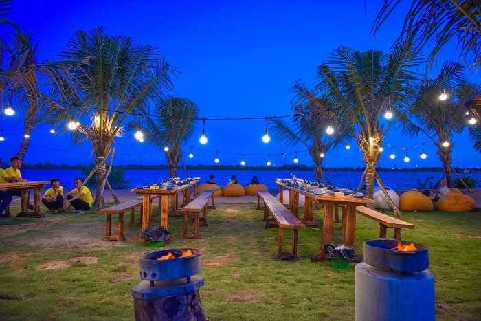 Asia Island Glamping là khu cắm trại view sông ở Việt Nam lãng mạn vào ban đêm