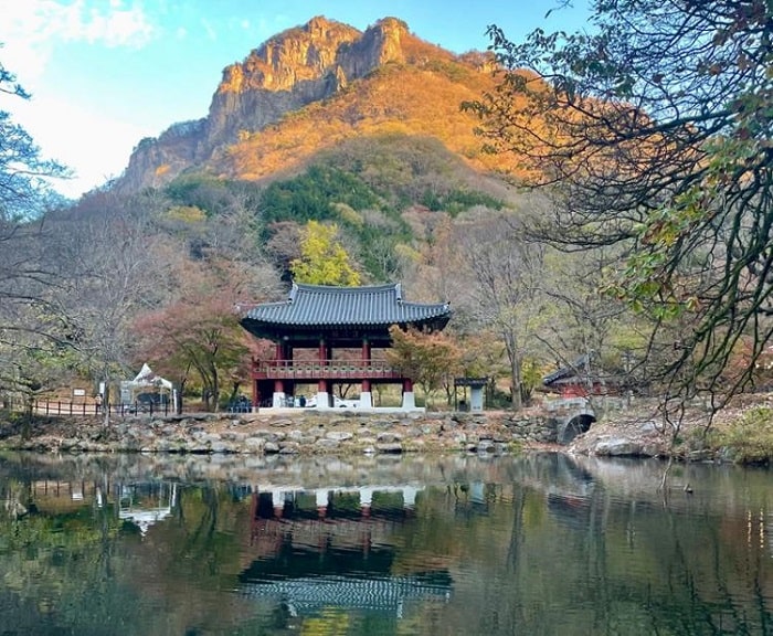 Đền Jangseong là địa điểm du lịch lịch xung quanh đầm lầy Upo
