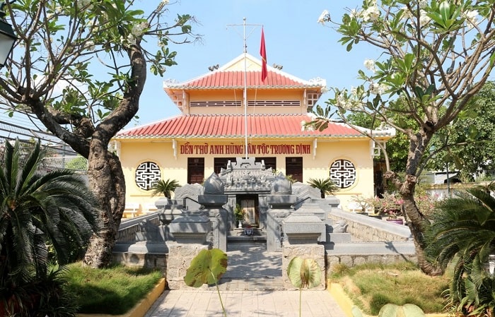 Lăng mộ và đền thờ Trương Định là địa điểm thú vị khác ở Gò Công không kém hấp dẫn Đình Trung Gò Công