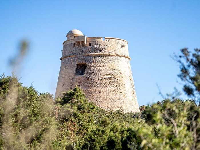 Tháp canh Sal Rossa là địa điểm tham quan ở công viên tự nhiên Ses Salines Tây Ban Nha