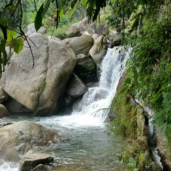 Thác Tát Mạ là thác nước đẹp ở Bắc Kạn đổ từ trên núi cao xuống