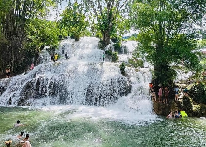 Thác Thung Hòa Bình là thác nước mát rượi dành cho du khách muốn trốn nóng