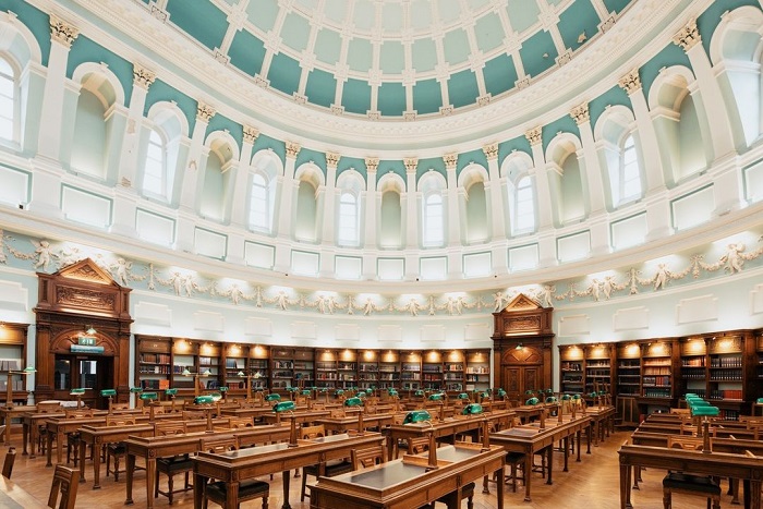 Thư viện quốc gia Ireland cũng là một trong những thư viện đẹp nhất châu Âu với không gian rộng lớn