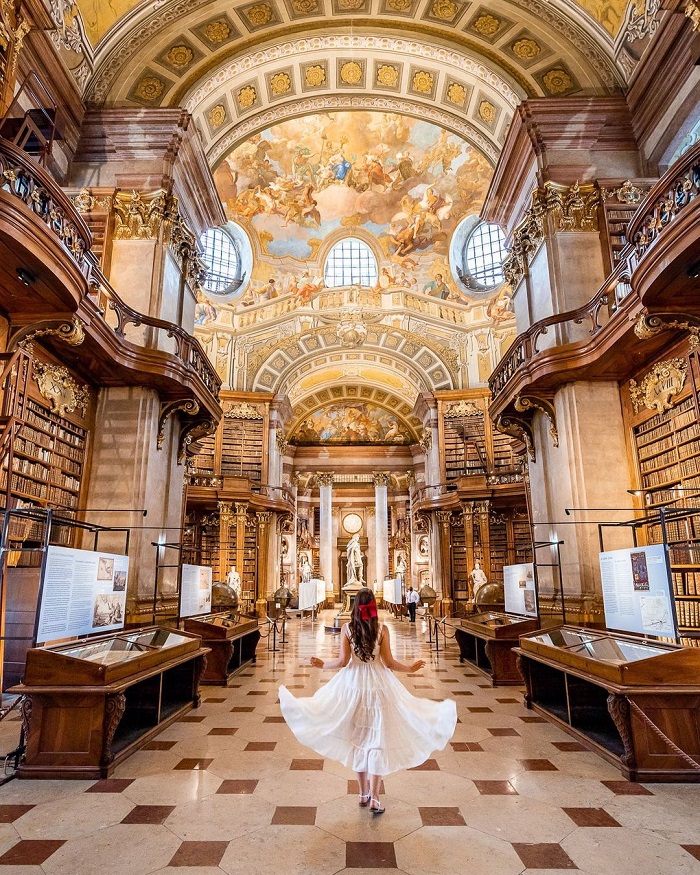 Thư viện Codrington là một trong những thư viện đẹp nhất châu Âu có đến 7 triệu đầu sách