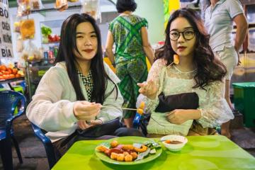 Food tour phố ẩm thực Nguyễn Thượng Hiền: Món gì cũng có