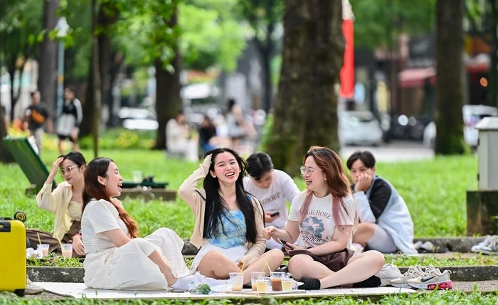 Cà phê vỉa hè Sài Gòn nét văn hoá đẹp - cafe bệt công viên 30/4