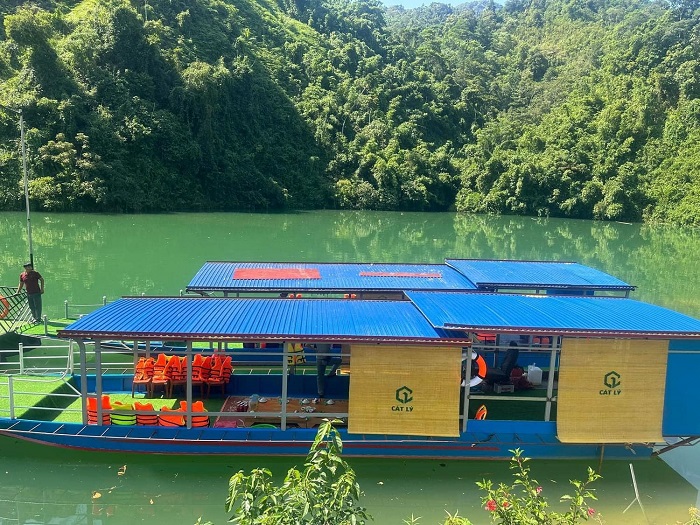 Cát Lý Camping Hà Giang đưa du khách đi dạo trên dòng sông Miện